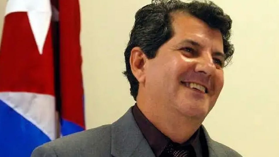 Retrato de Oswaldo Payá, activista cubano fallecido, o escena de homenaje con velas