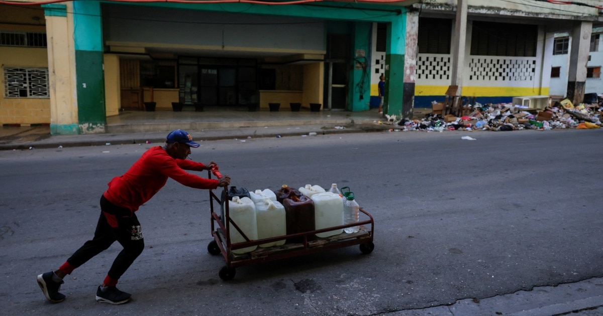 Rotura de tuberia en la via publica con agua acumulada en un barrio de La Habana