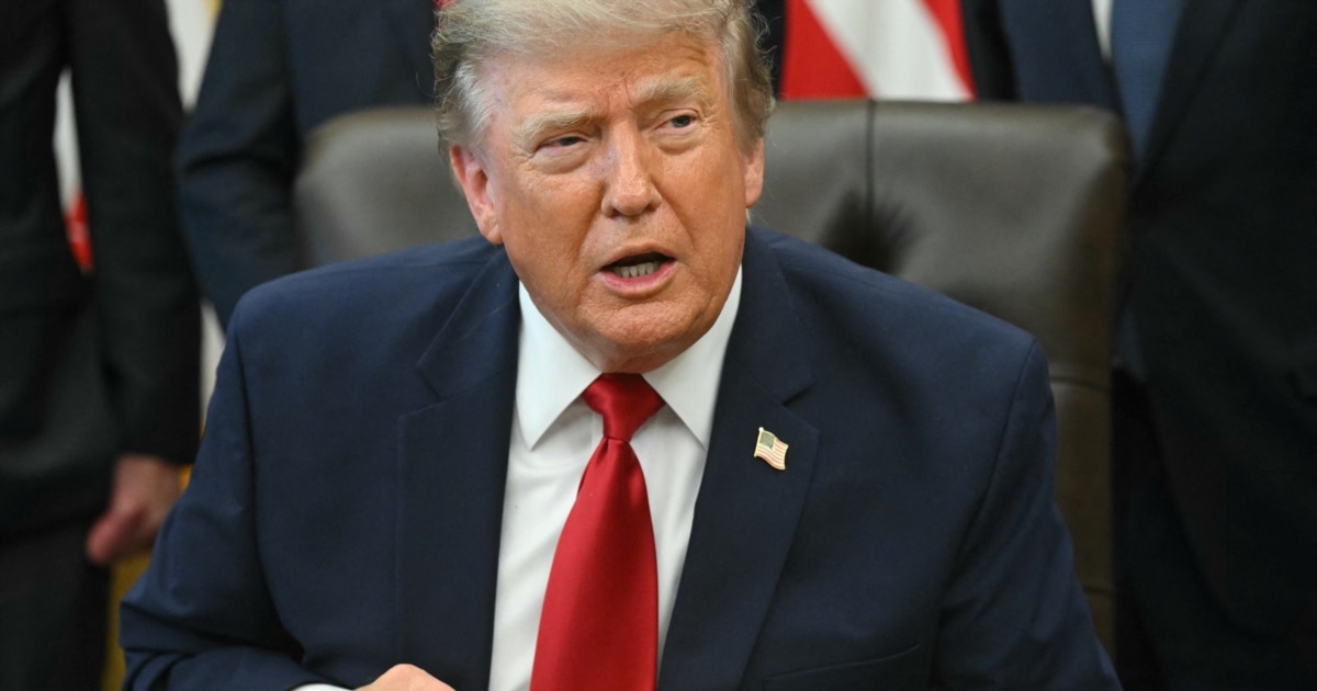 Donald Trump hablando con periodistas sobre reportes de drones iraníes en Cuba