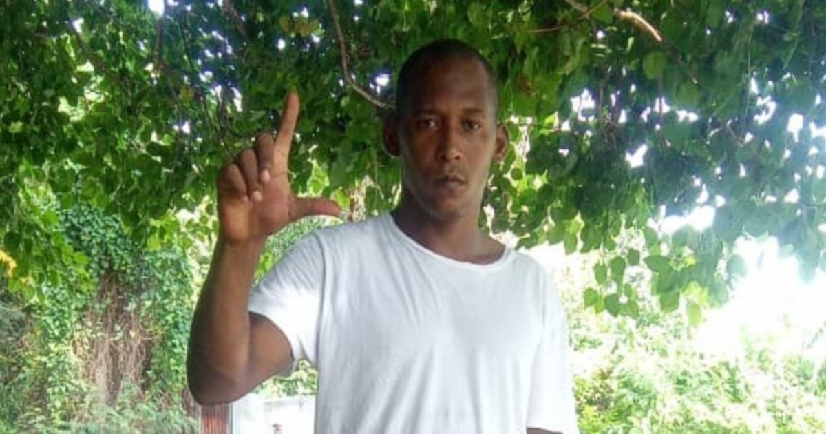 Ángel Castro Carreras tras su liberación en Cuba.