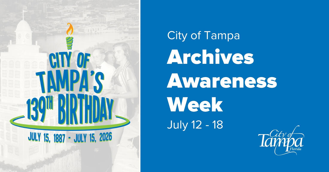 Visitantes en un archivo o museo de Tampa junto a vitrinas y documentos históricos