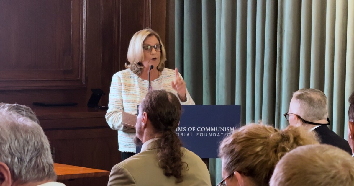Ileana Ros-Lehtinen hablando en un podio durante la Cumbre de Naciones Cautivas en Washington