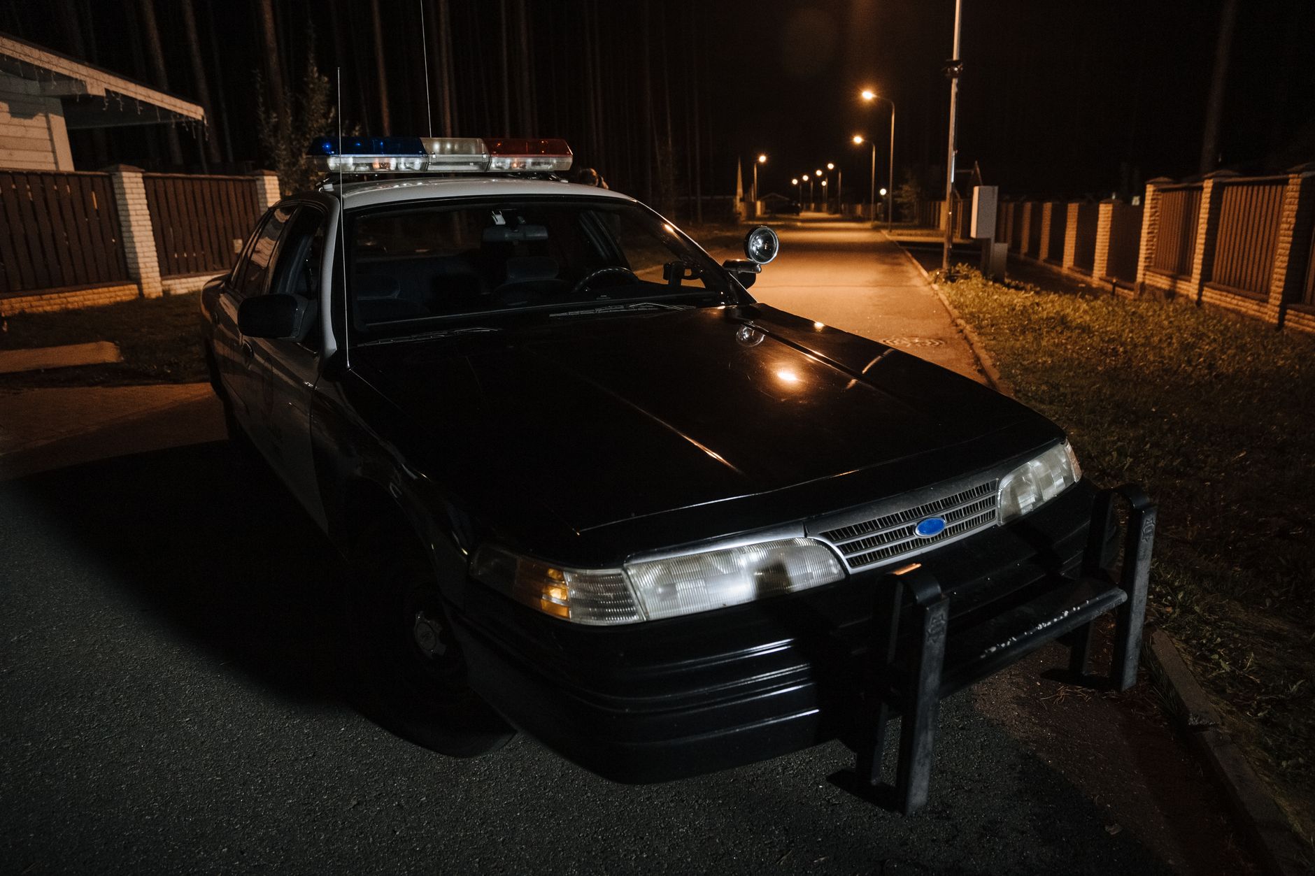 Cinta policial y patrulla en una calle de Tampa de noche