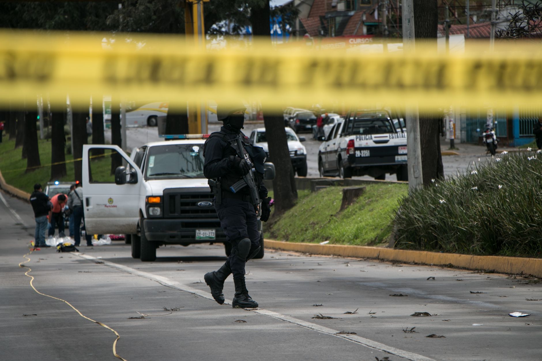 Escena acordonada por la policía en la calle cerca de W Main St y N Albany Ave de noche