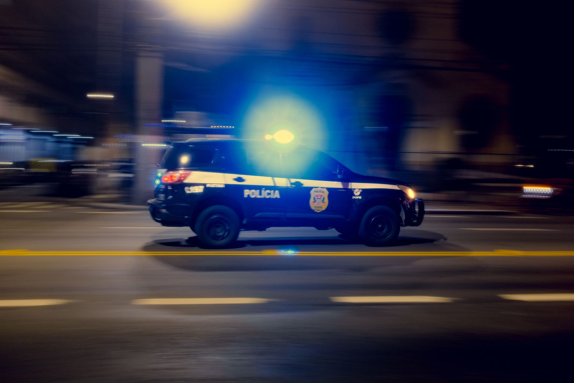 Cinta de escena del crimen y patrullas policiales en una calle de noche en Tampa