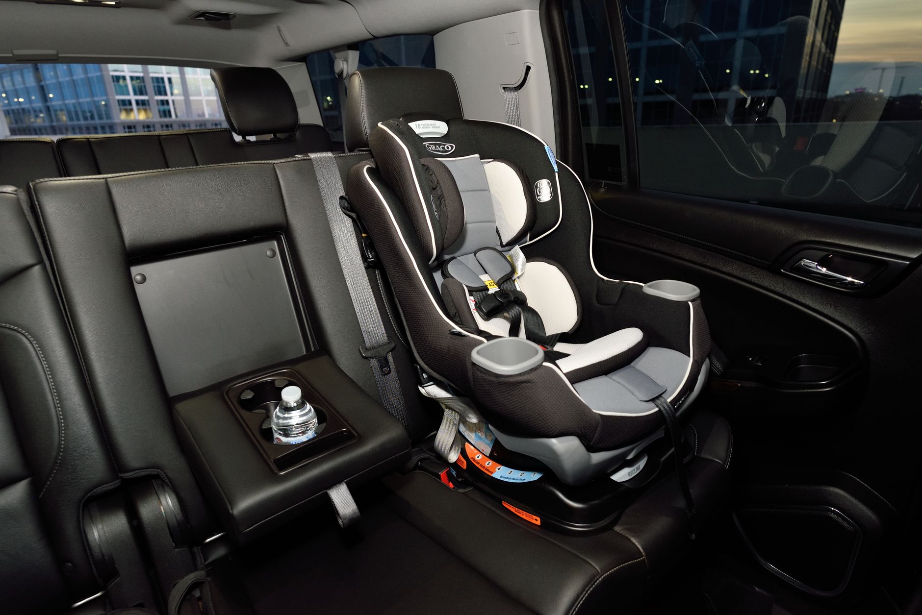 Asiento trasero vacío de un automóvil estacionado con un asiento infantil visible