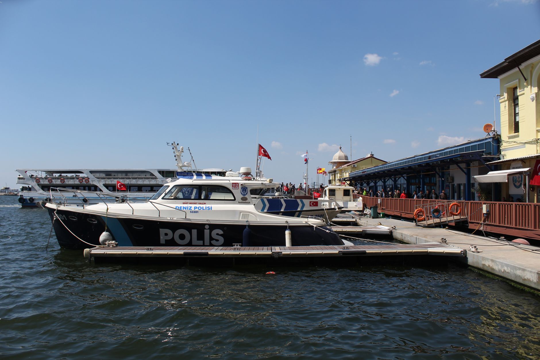 Niños pescando con oficiales de la Policía de Tampa en una clínica comunitaria en Tampa Bay