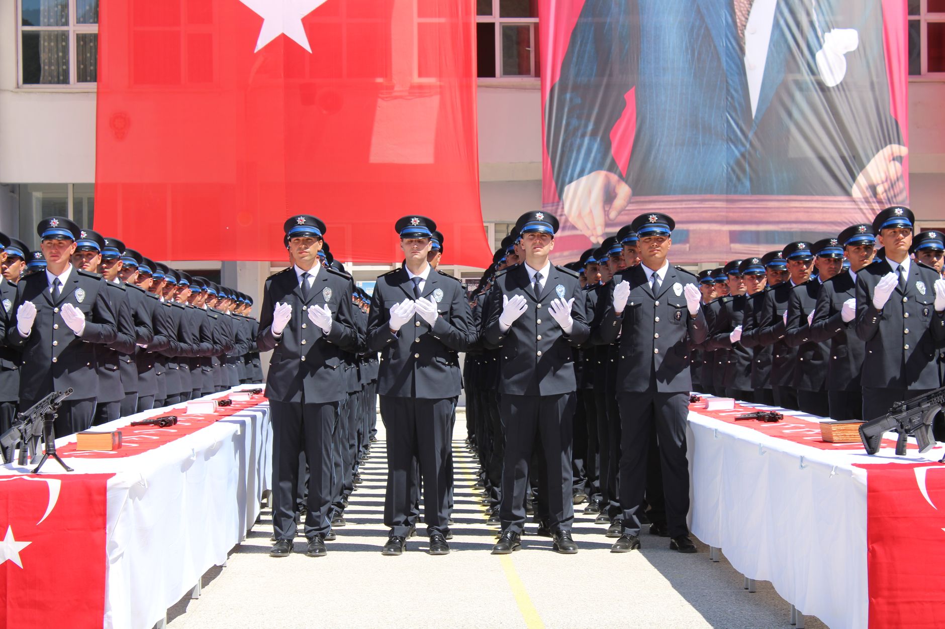 Ceremonia de juramentación con nuevos oficiales de la Policía de Tampa en un escenario