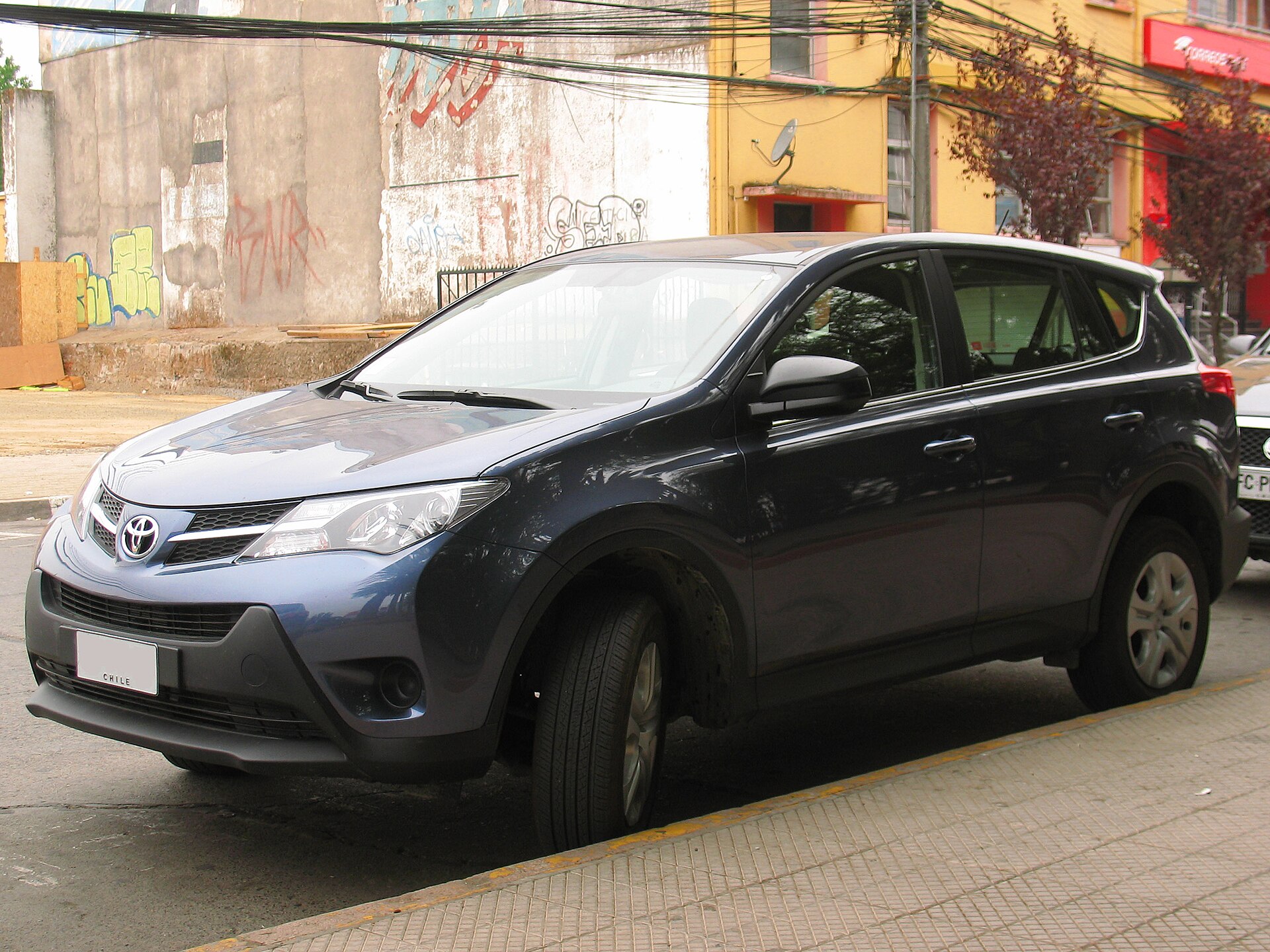 Cinta policial de noche y restos de automóvil en la calzada tras un atropello en W. Waters Ave.