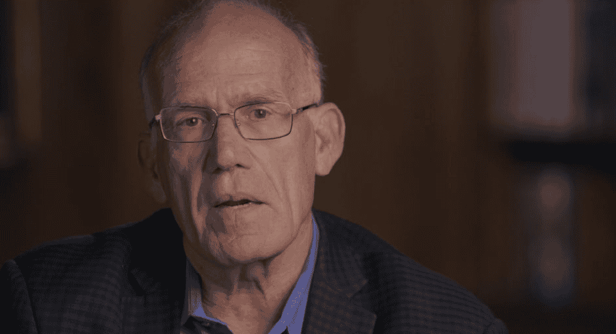 Victor Davis Hanson discutiendo sobre la migración en un programa televisivo.