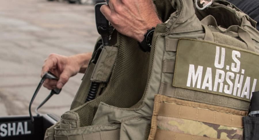 Oficiales realizando un arresto en colaboración con diferentes jurisdicciones en Estados Unidos.