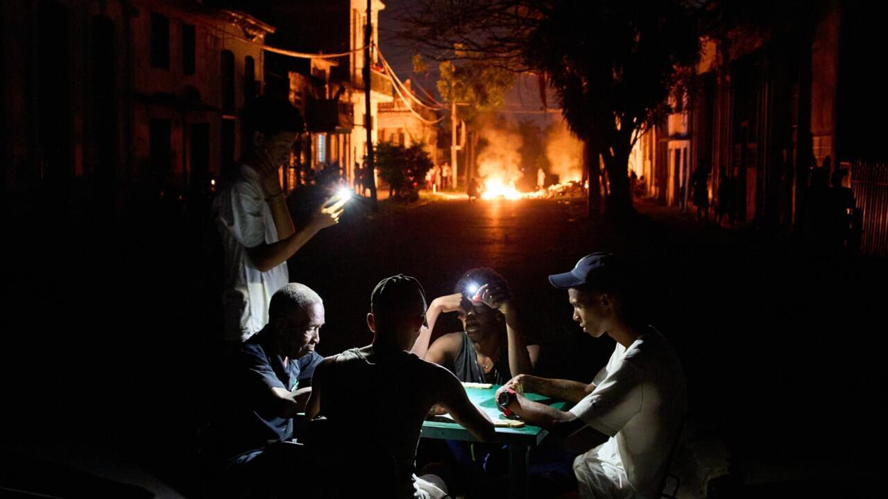 Calles oscuras en Cuba durante un apagón eléctrico.