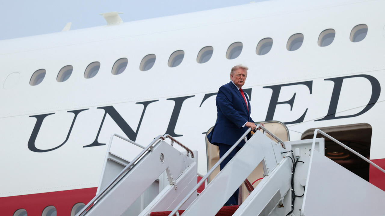 Donald Trump abordando un avión militar en un aeropuerto