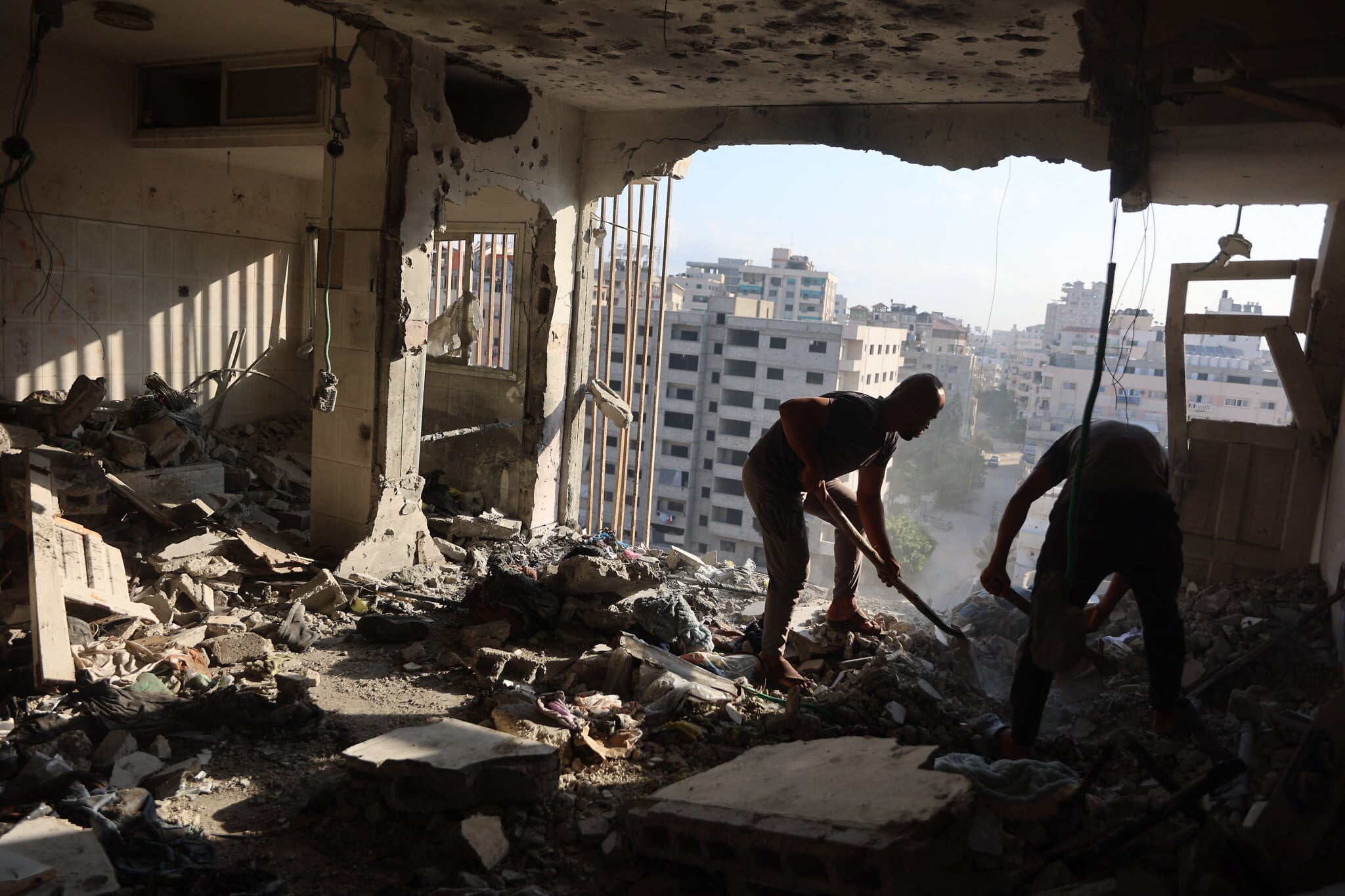 Conflicto en Gaza con humo y destrucción