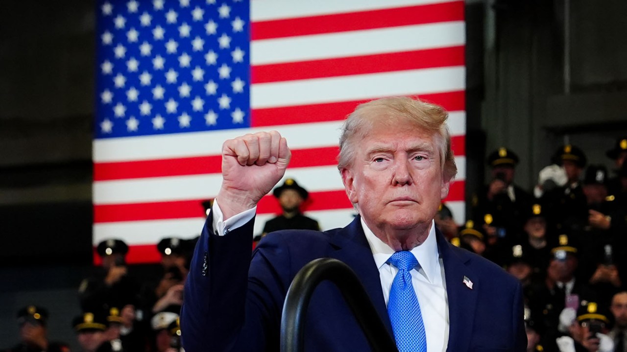 Donald Trump hablando sobre Irán en una conferencia