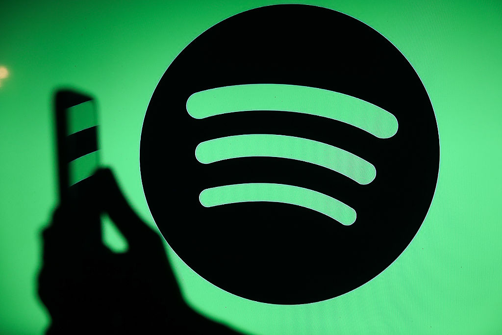 Logotipo de Spotify en fondo de tecnología musical.