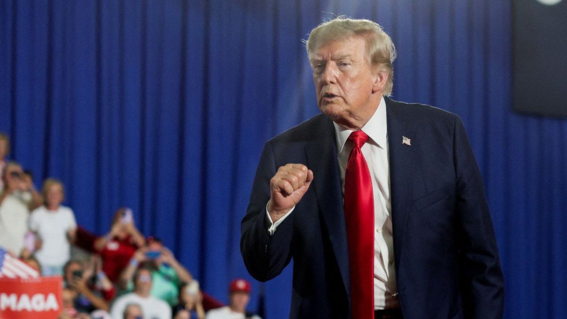 Imagen de Donald Trump realizando un anuncio