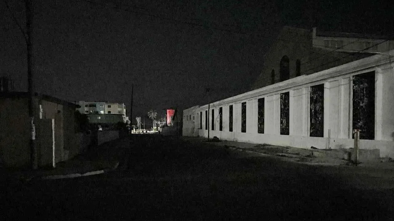 Protesta de residentes en la Plaza de la Revolución en La Habana por apagones eléctricos.