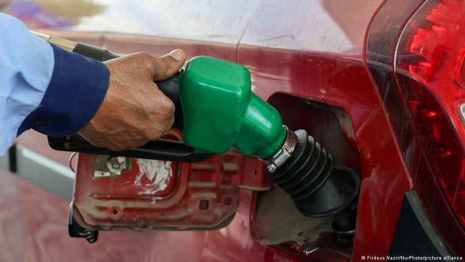 Marcador de precios de petróleo con tendencias a la baja
