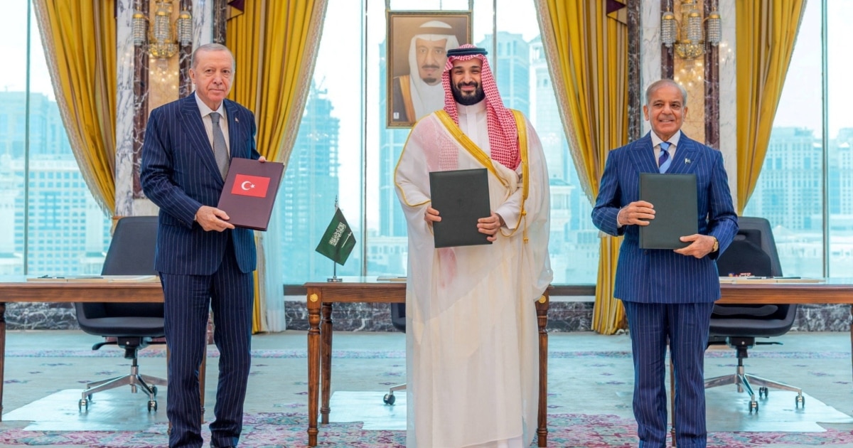 Firma del acuerdo de defensa conjunta entre Arabia Saudita, Pakistán y Turquía.