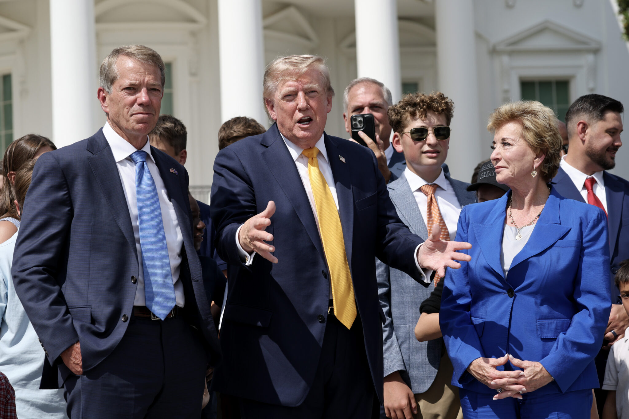 Trump y McMahon promueven programa de vales escolares en EE.UU.