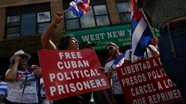 Rejas de prisión con poca luz simbolizando la situación de los presos políticos en Cuba.