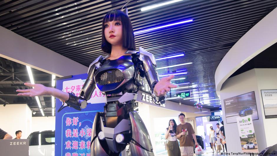 Robots humanoides y banderas de Estados Unidos y China.
