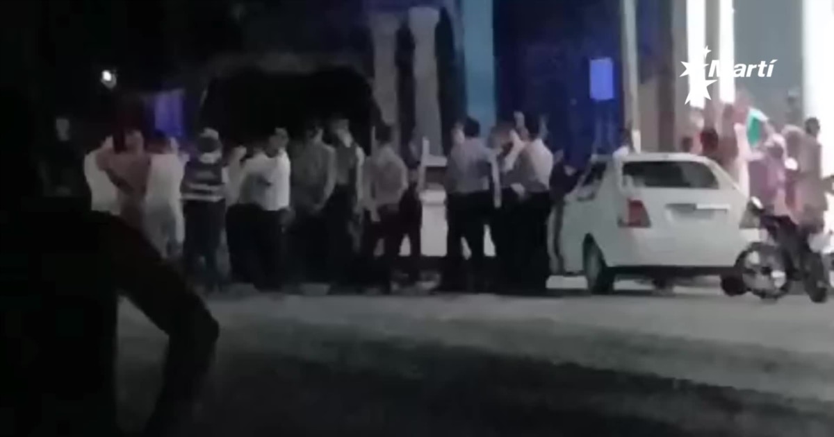 Presencia policial en la sede del Partido Comunista en La Lisa durante las protestas nocturnas.