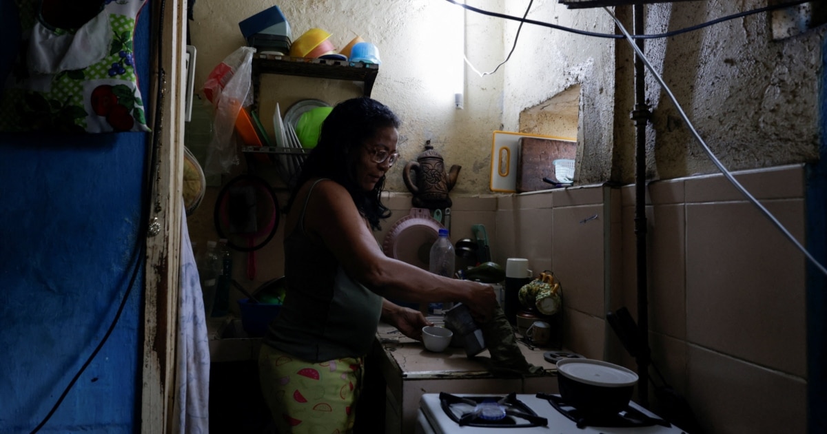 Mercado en Cuba con precios altos debido a la inflación.