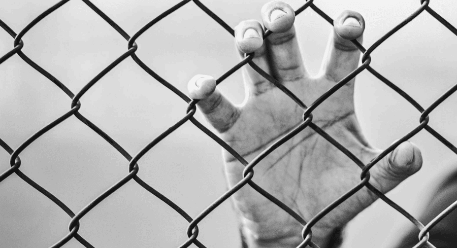 Tribunal vacío donde se juzgó el caso de tráfico de menores.