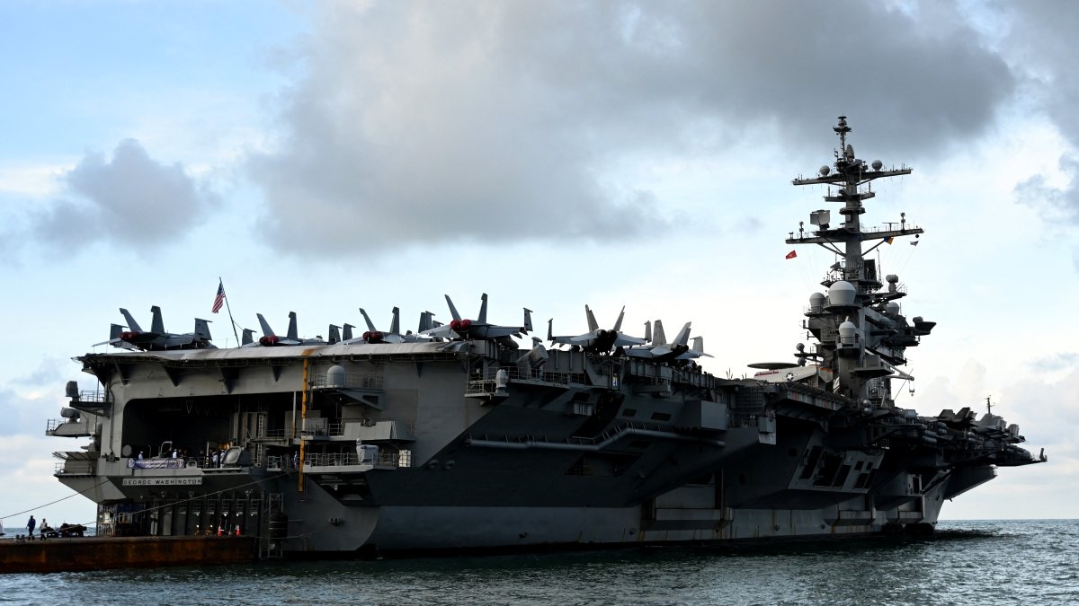 Un portaaviones estadounidense navegando por el océano.
