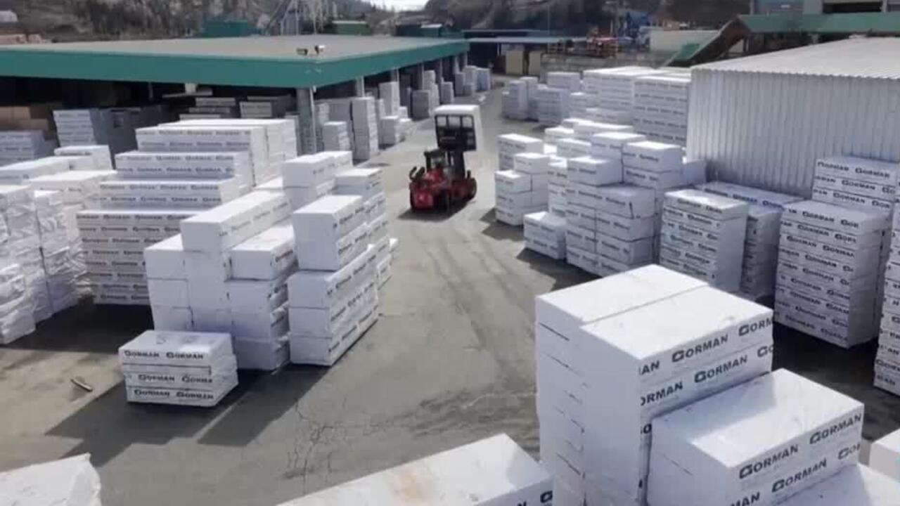 Documentos representando acuerdos comerciales sobre una mesa