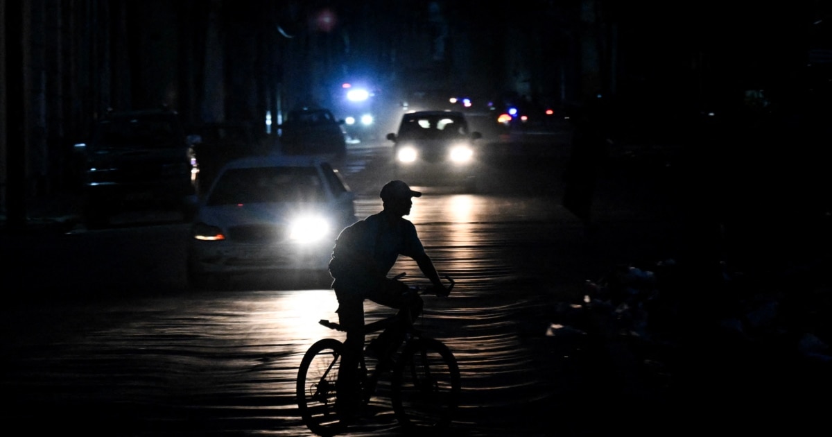 Una calle vacía en una ciudad cubana