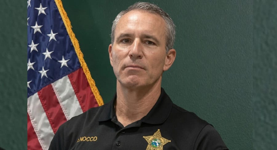 Cinta policial marcando una escena del crimen en la noche.