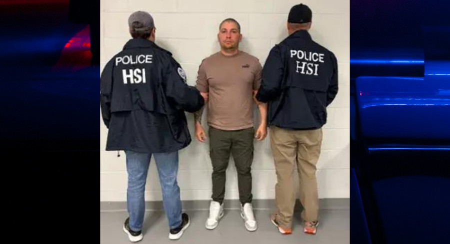 Agentes de ICE deteniendo a un conductor de camión en Florida.