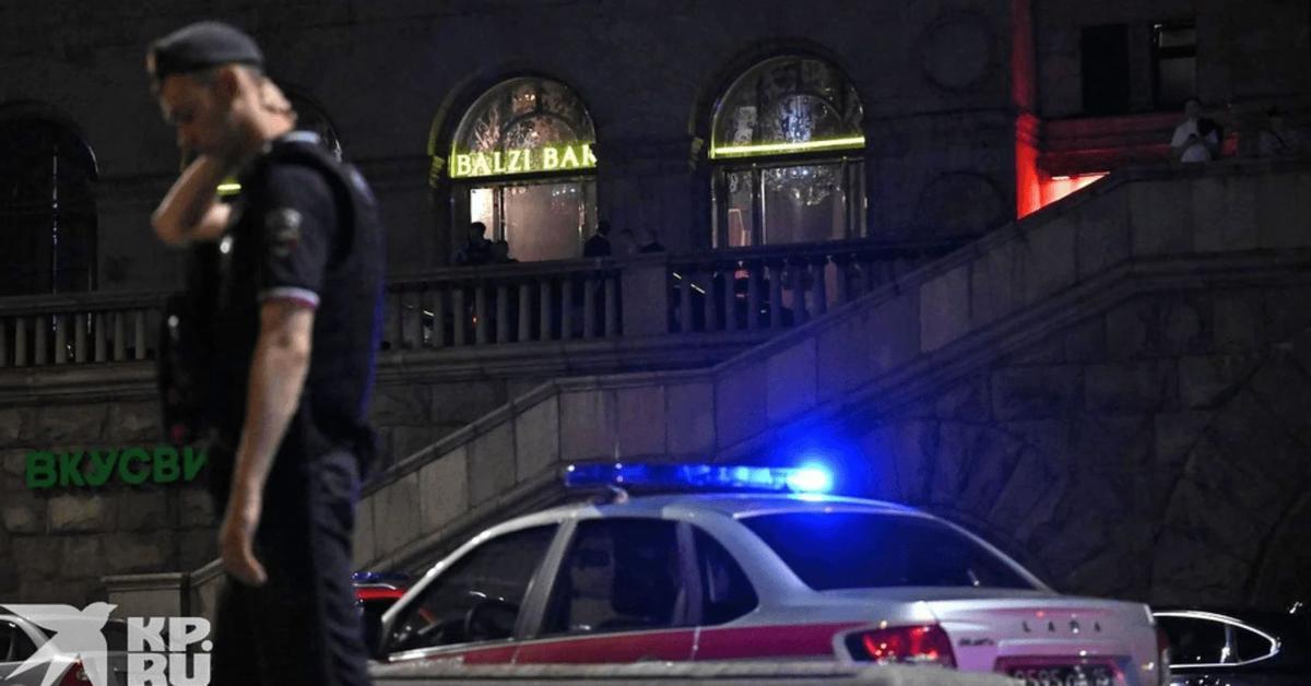 Cinta policial en escena de tiroteo en restaurante.