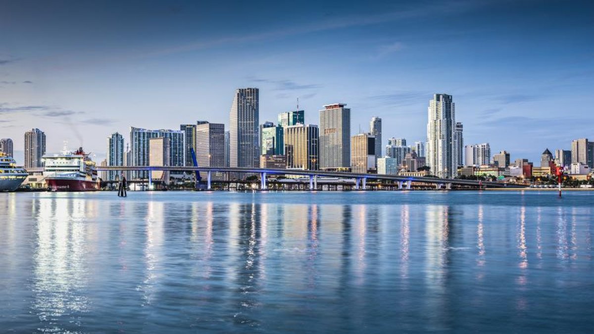 Vista del horizonte de Miami con edificios de apartamentos