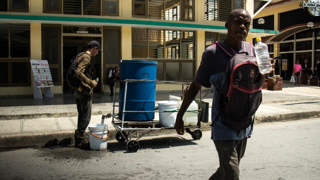Una llave de agua vacía en La Habana debido a una avería hidráulica.