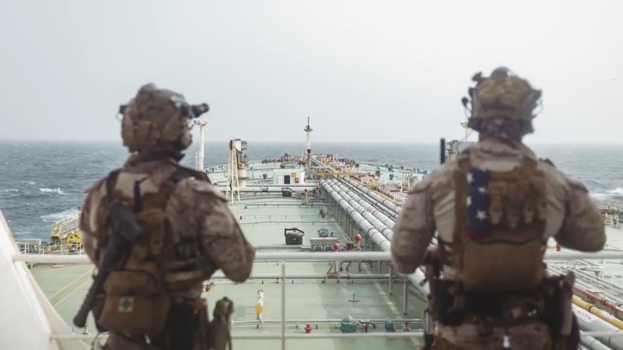 Un petrolero navegando por el Estrecho de Ormuz.
