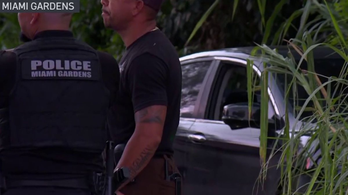 Escena de persecución policial nocturna en Miami Gardens.