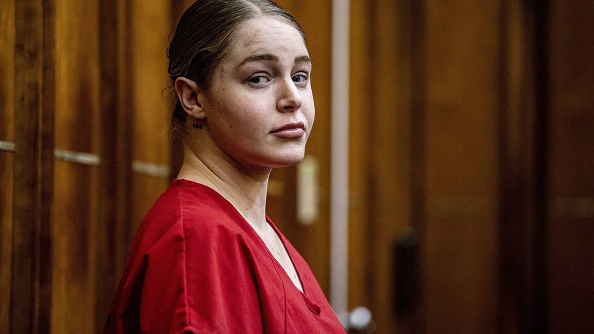 Courtney Clenney en la corte de Miami durante su audiencia de sentencia.