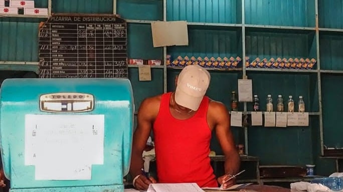Estantes de bodega vacíos en Cuba debido a la escasez de alimentos.