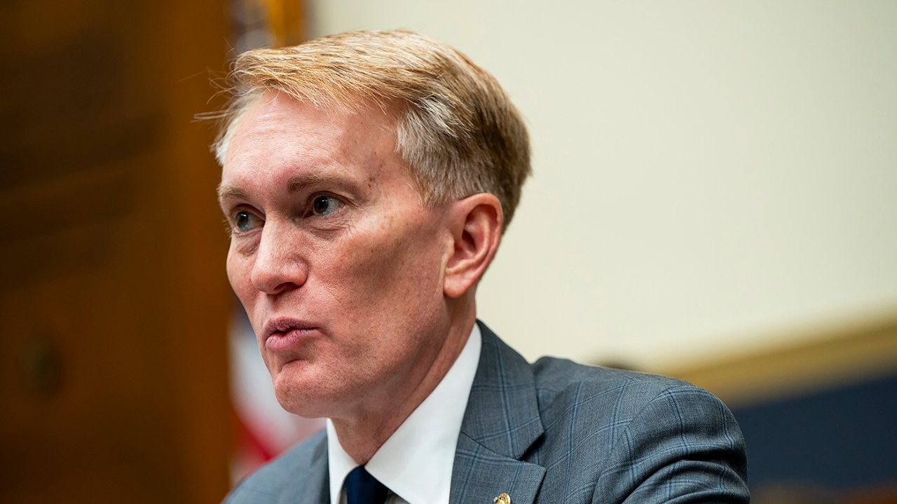 El senador James Lankford hablando sobre la situación con Irán