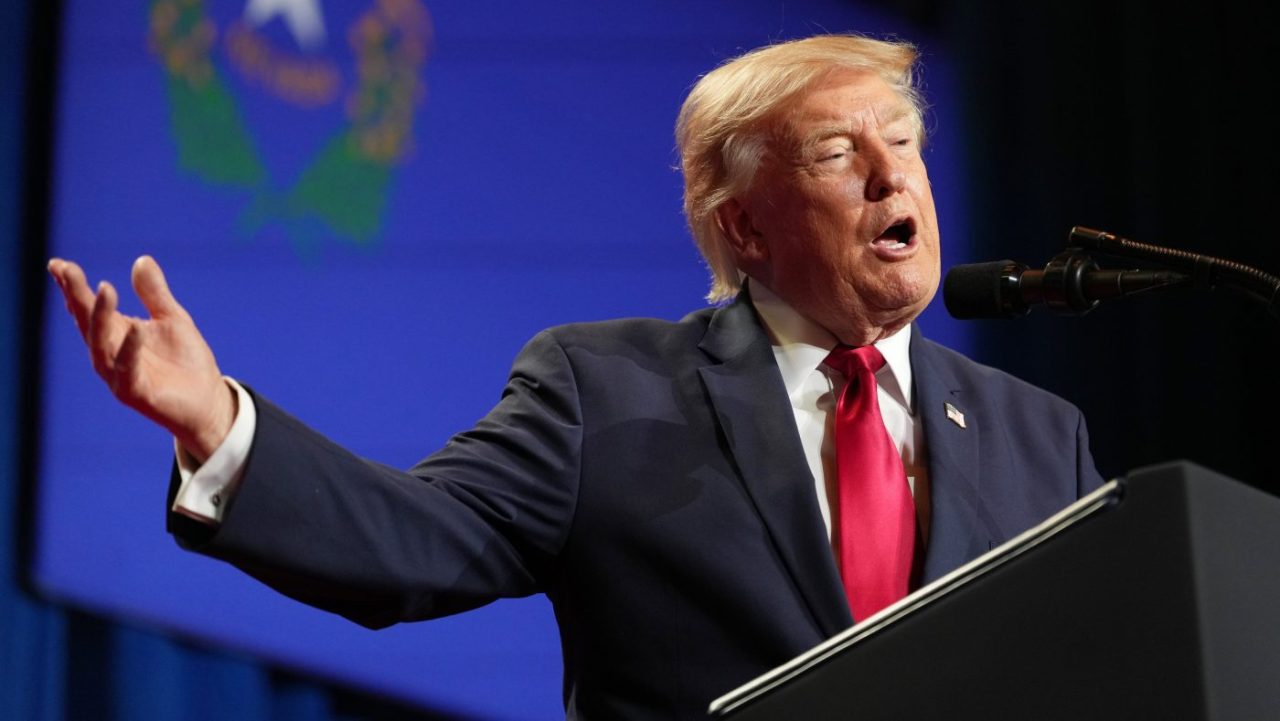 Donald Trump hablando en un evento de campaña en Las Vegas criticando a Abdul El-Sayed.