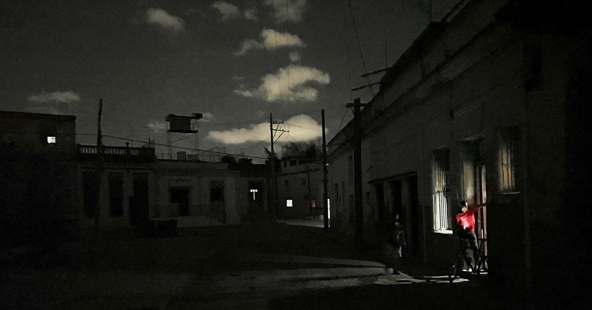 Escena de apagón en Cuba afectando infraestructuras críticas.