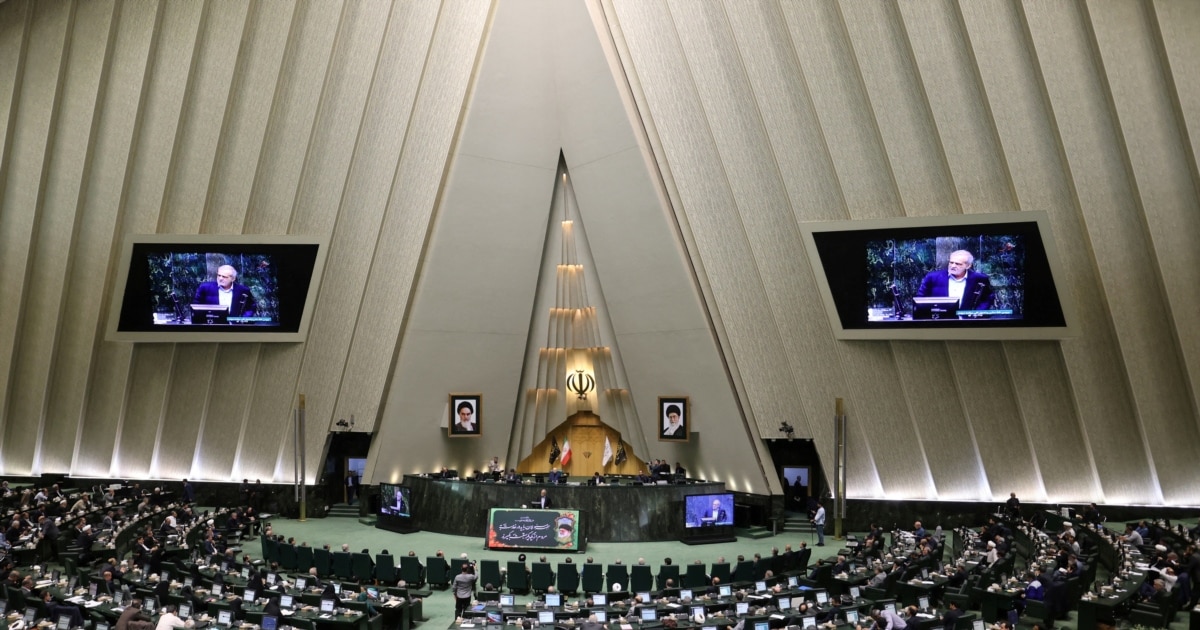 Irán avanza en proyecto que criminaliza el contacto con medios extranjeros