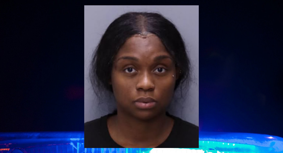 Imagen de una cuidadora siendo arrestada en Florida por robo.
