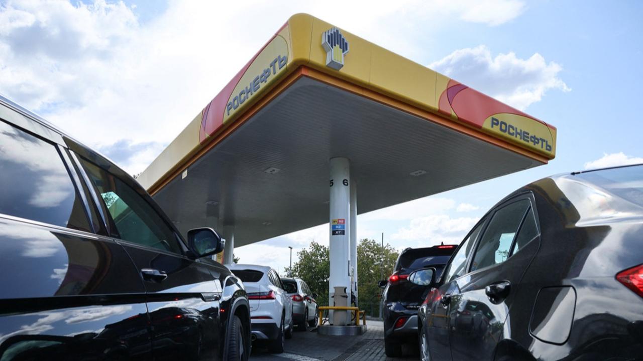 Estación de servicio en Moscú con racionamiento de gasolina debido a la escasez.