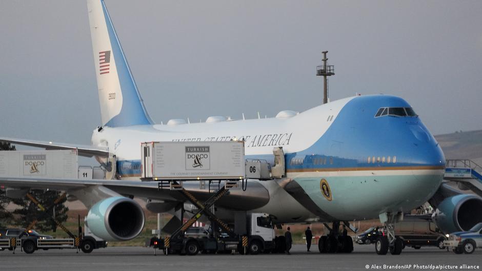 Donald Trump siendo protegido con medidas de seguridad en Ankara