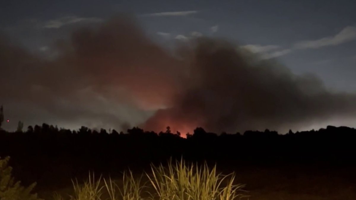 Humo del incendio forestal en los Everglades visible desde áreas residenciales.